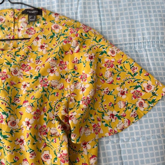 Beautiful yellow shirt with flowers. New, simple with ropes to tighten the waist - Picture 3 of 4